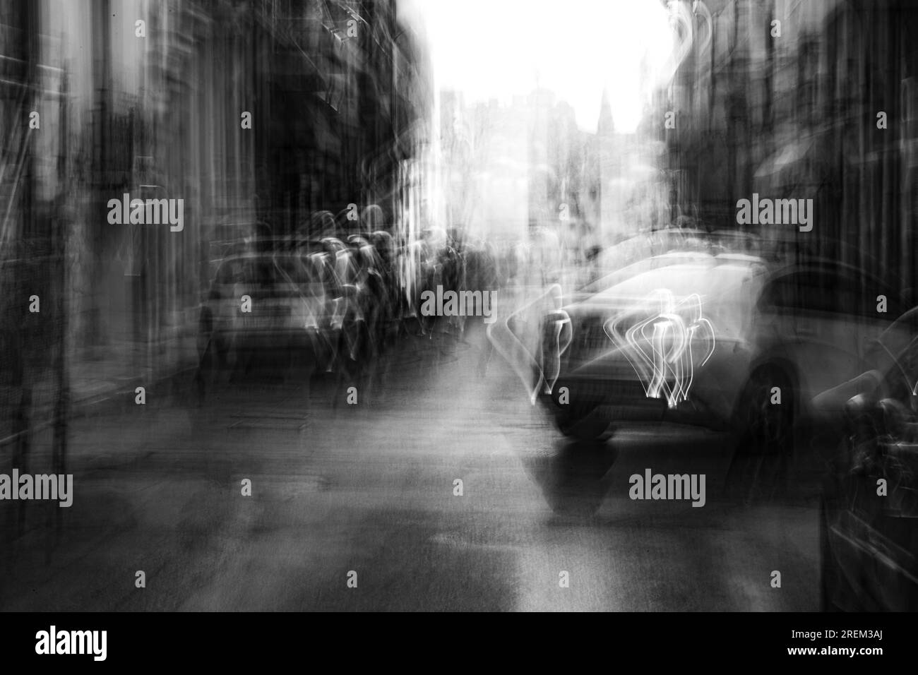 Photographie abstraite. Délibérément secoué, flou, exposé de manière incohérente. Photographie de rue créative traitée numériquement. Banque D'Images