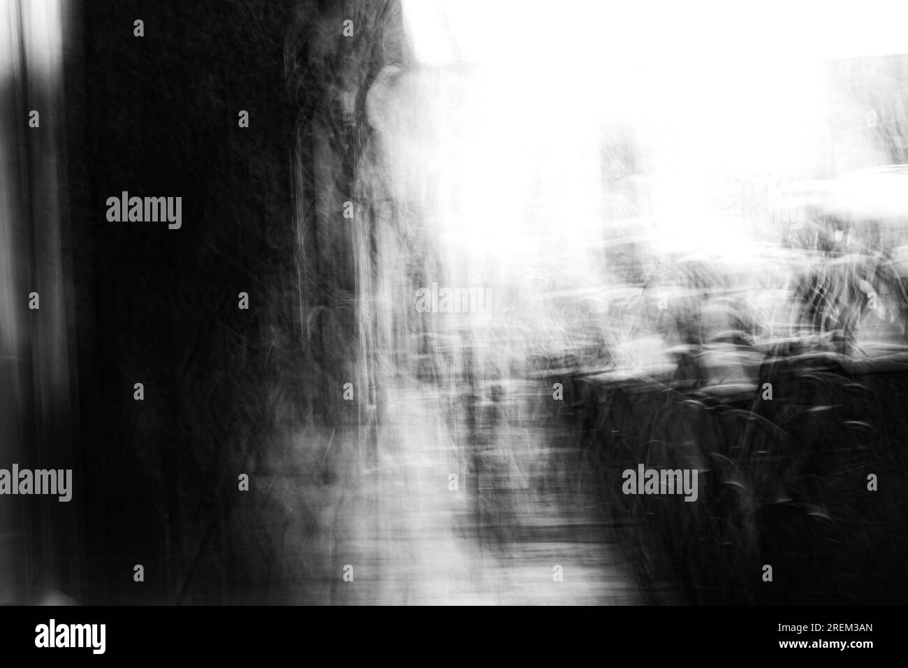 Photographie abstraite. Délibérément secoué, flou, exposé de manière incohérente. Photographie de rue créative traitée numériquement. Banque D'Images