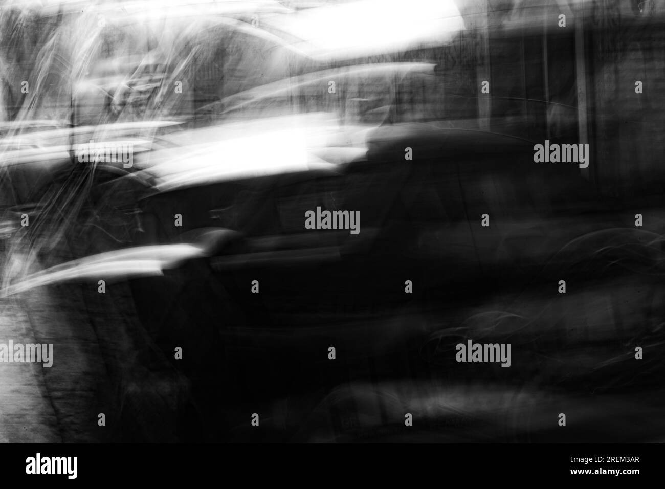 Photographie abstraite. Délibérément secoué, flou, exposé de manière incohérente. Photographie de rue créative traitée numériquement. Banque D'Images