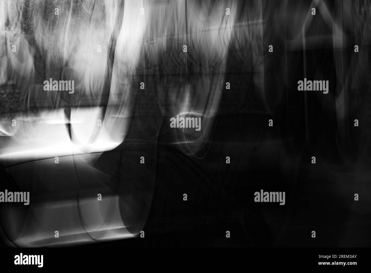 Photographie abstraite. Délibérément secoué, flou, exposé de manière incohérente. Photographie de rue créative traitée numériquement. Banque D'Images
