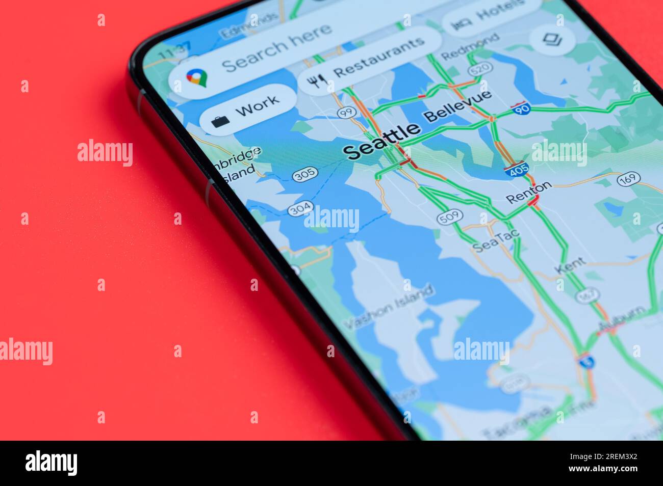 New York, USA - 21 juillet 2023 : trafic automobile à Seattle sur google maps en vue rapprochée de l'écran smartphone Banque D'Images