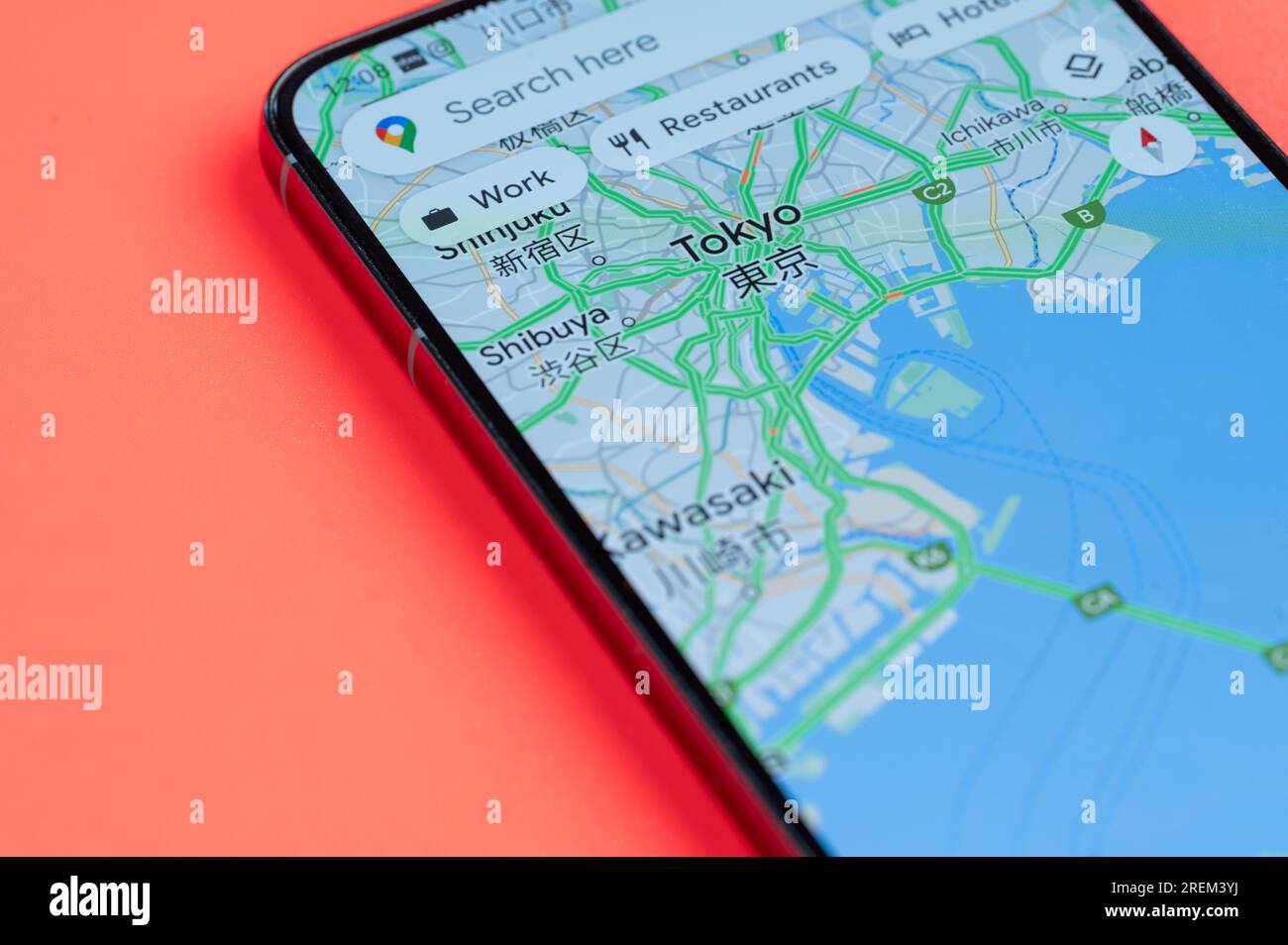 New York, États-Unis - 21 juillet 2023 : distribution du trafic automobile Tokyo dans google maps sur écran smartphone vue rapprochée avec fond rouge Banque D'Images