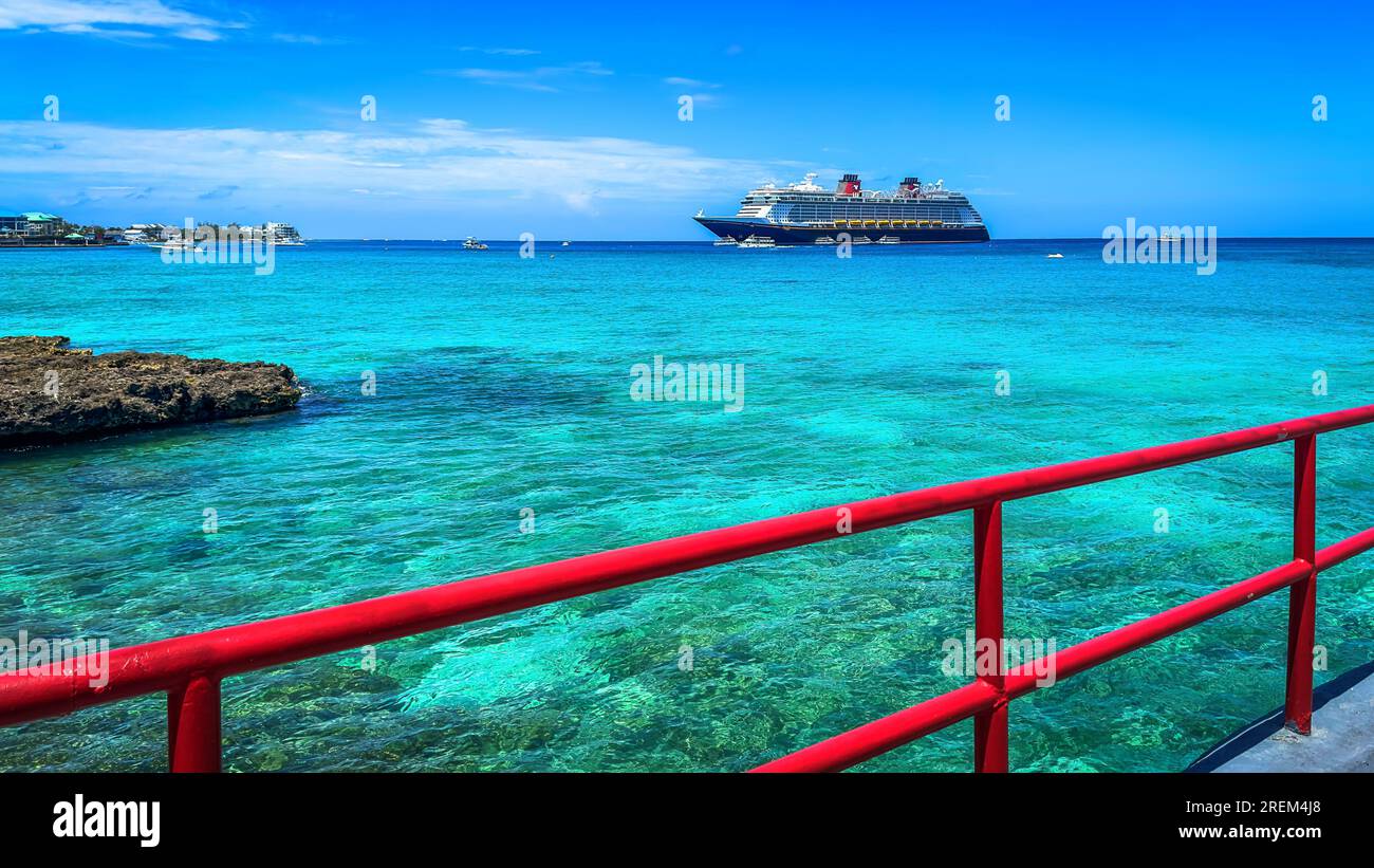 Grand Cayman, Îles Caïmans, 20 juin 2023, vue du bateau de croisière Disney Fantasy sur la mer des Caraïbes amarré par George Town Banque D'Images