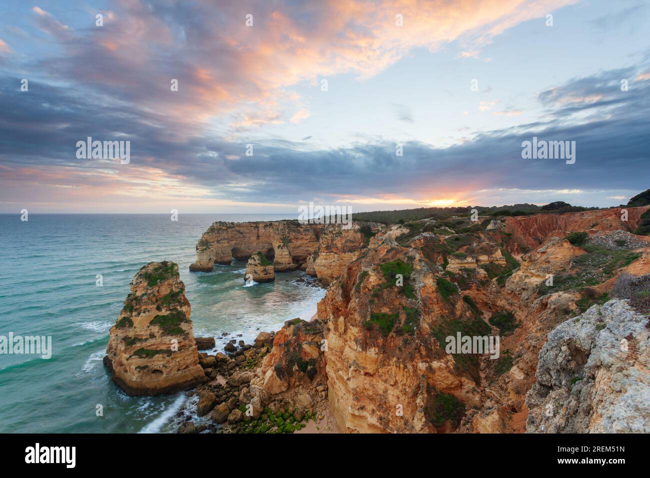 Paysage sur la côte de l'Algarve au coucher du soleil. Plage dans le sud du Portugal la meilleure destination de voyage pour les touristes en vacances. Paysage de mer avec grottes à travers Banque D'Images