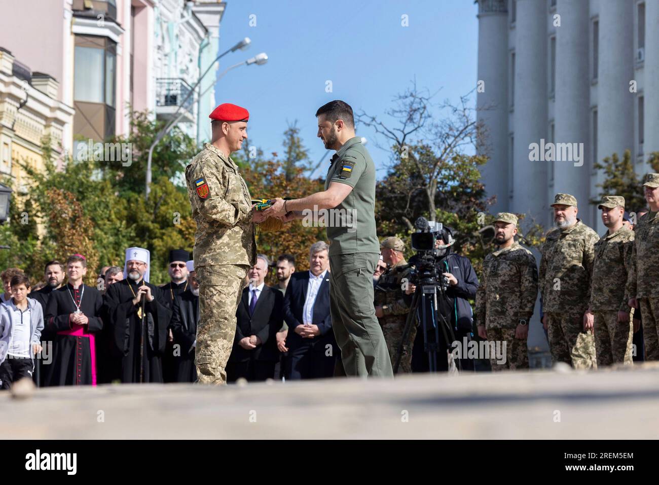 Kiev, Ukraine. 28 juillet 2023. Le président ukrainien Volodymyr Zelenskyy, à droite, remet des médailles d’État aux soldats lors d’une cérémonie marquant la Journée de l’État ukrainien sur la place Mykhailivska, le 28 juillet 2023 à Kiev, en Ukraine. Crédit : Bureau de presse présidentiel ukrainien/Présidence ukrainienne/Alamy Live News Banque D'Images