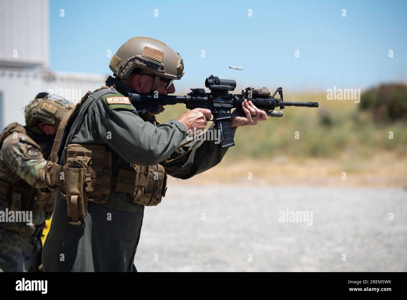 11 juillet 2023 - Travis Air Force base, Californie, États-Unis - Le général Mike Minihan, commandant du Commandement de la mobilité aérienne, tire un M4 avec 5,56 rondes d'entraînement lors d'une visite à Mobility Guardian 2023 à la base aérienne de Travis, Californie, le 11 juillet 2023. Mobility Guardian 2023 est conçu pour approfondir nos liens avec nos alliés et partenaires régionaux tout en testant les capacités de la force aérienne de mobilité en matière d'emploi au combat, d'aide humanitaire et de secours en cas de catastrophe dans des environnements contestés, dégradés et limités sur le plan opérationnel couvrant plus de 3 000 kilomètres. (Image de crédit : © Alexander Merchak/États-Unis Ai Banque D'Images