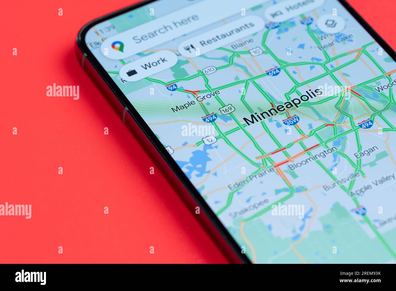 New York, États-Unis - 21 juillet 2023 : circulation automobile à Minneapolis sur google Maps en vue rapprochée de l'écran de smartphone Banque D'Images