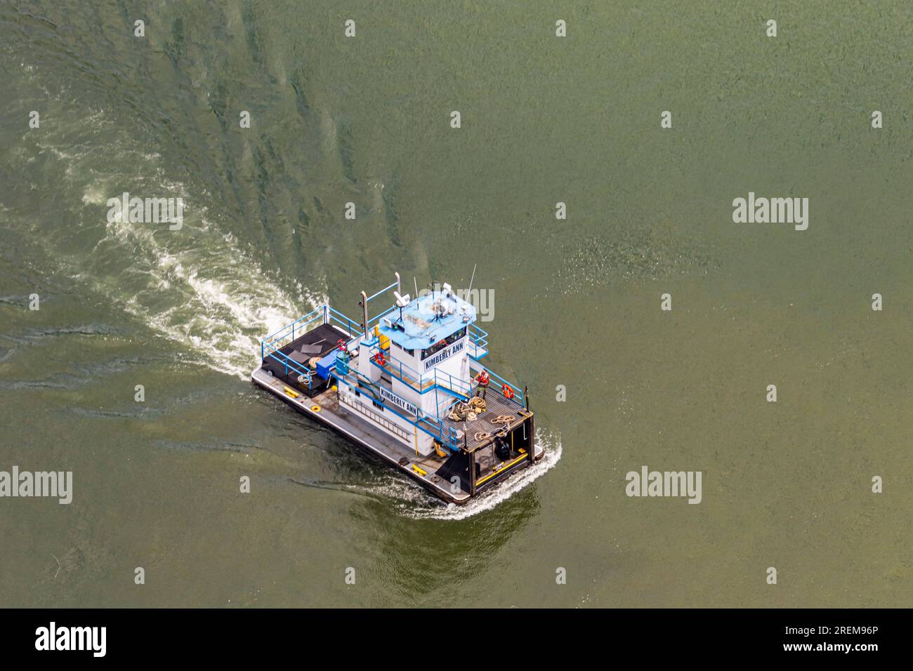 Un bateau remorqueur navigue le long de la rivière Monongahela près de Braddock, Pennsylvanie, le 21 juillet 2023. Le district de Pittsburgh compte 26 000 kilomètres carrés et comprend des parties de l'ouest de la Pennsylvanie, du nord de la Virginie-Occidentale, de l'est de l'Ohio, de l'ouest du Maryland et du sud-ouest de New York. Elle compte plus de 328 milles de voies navigables, 23 écluses et barrages de navigation, 16 réservoirs polyvalents de contrôle des inondations, 42 projets locaux de protection contre les inondations et d’autres projets visant à protéger et à améliorer l’infrastructure et l’environnement des ressources en eau du pays. (ÉTATS-UNIS Photo du district de Pittsburgh du corps des ingénieurs de l'armée par Michel Sauret) Banque D'Images