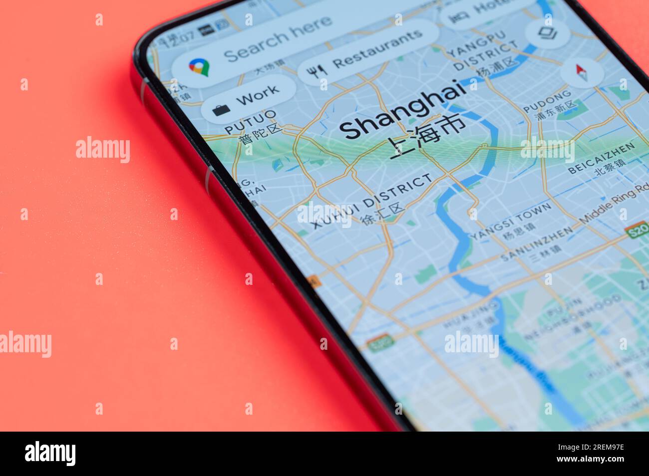 New York, États-Unis - 21 juillet 2023 : Shanghai distribution du trafic automobile dans google maps sur écran smartphone vue rapprochée avec fond rouge Banque D'Images