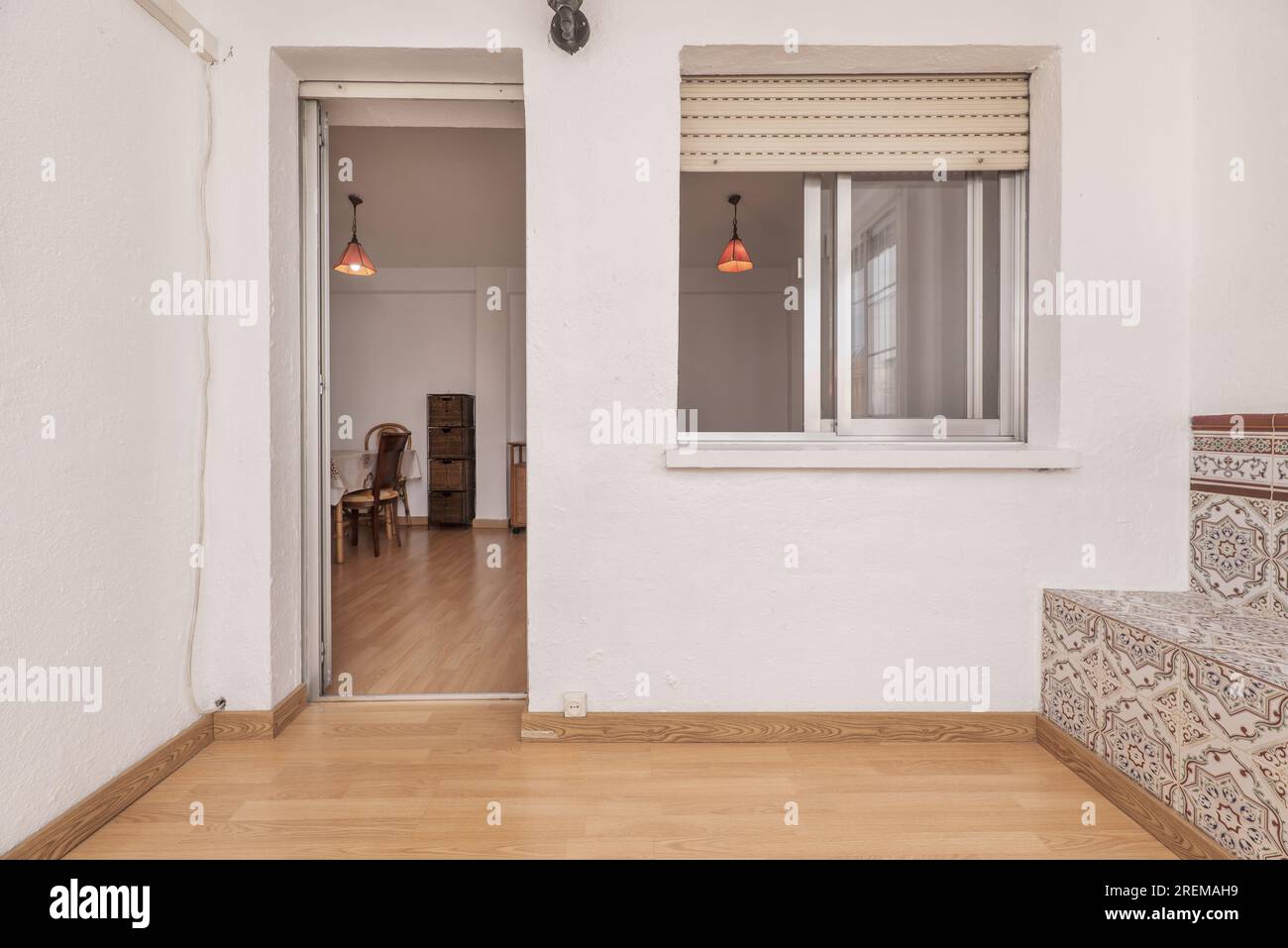 Terrasse fermée d'une maison avec un banc recouvert de carreaux de style andalou Banque D'Images