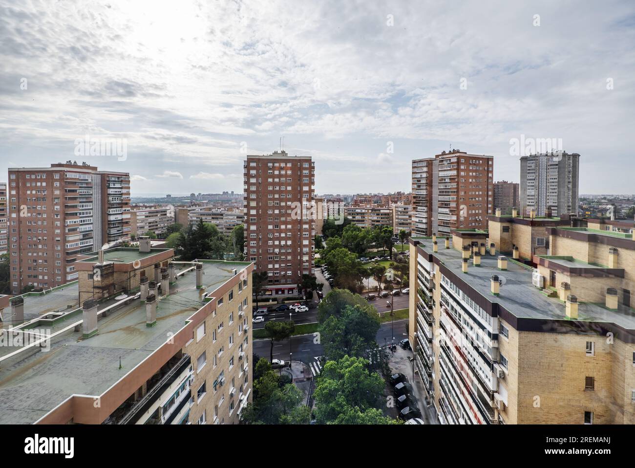 Paysage de vues des bâtiments de la ville dans les rues avec beaucoup d'arbres feuillus entre les deux Banque D'Images