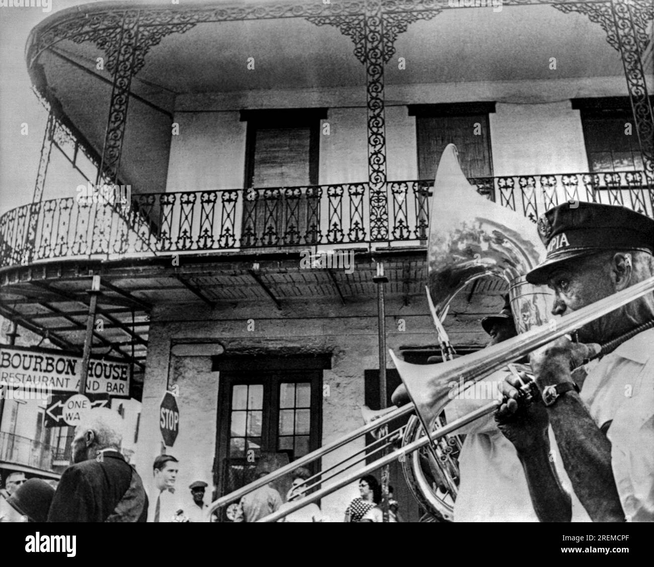 New Orleans, Louisiane 30 septembre 1964 Un groupe de jazz joue de la glace pour célébrer la fermeture du bar Bourbon House à la Nouvelle-Orléans il a eu droit à des funérailles complètes avec un cercueil, des porteurs de pâles et un groupe. Tennessee Williams y était autrefois un patron. Banque D'Images