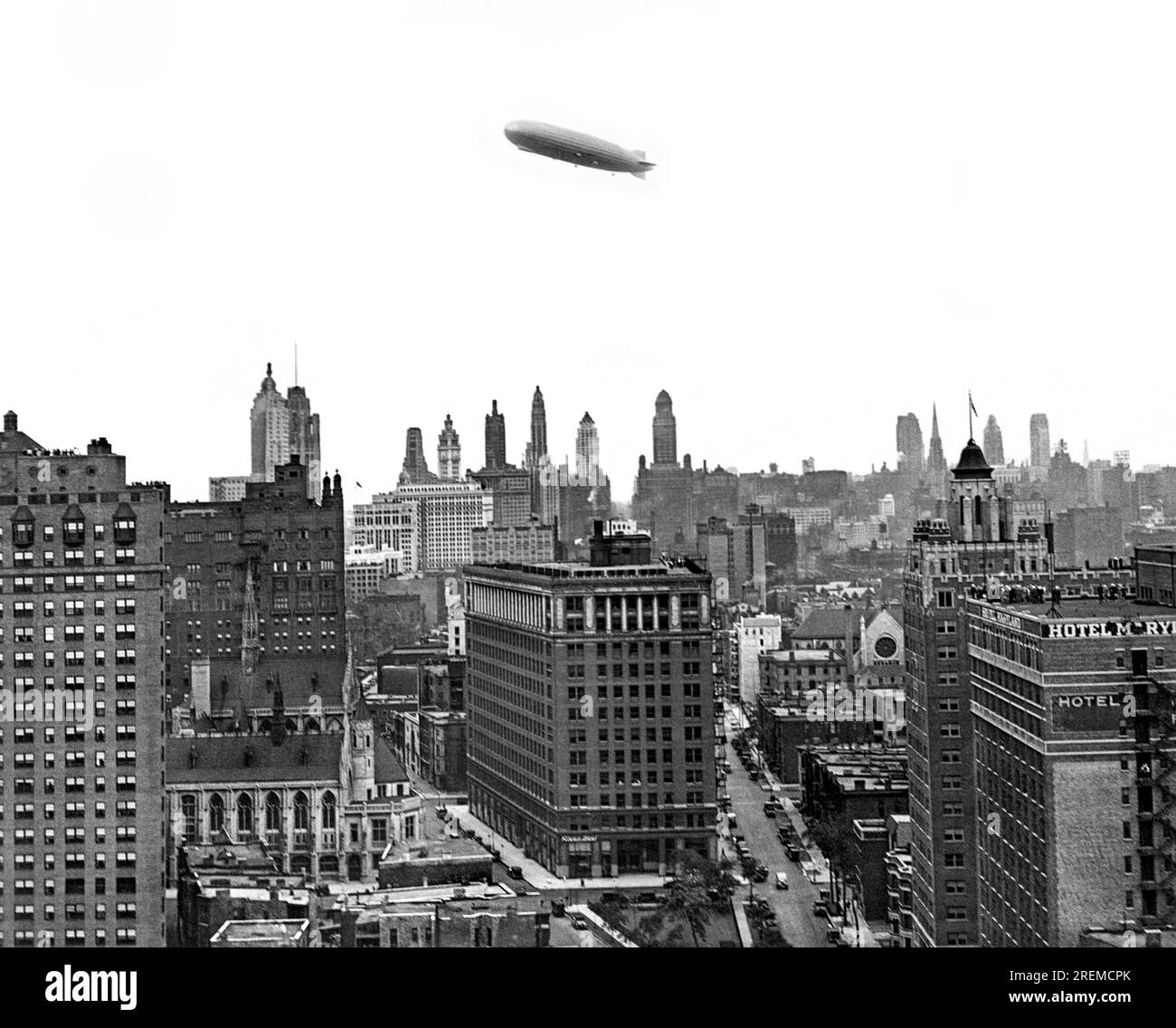 Chicago, Illinois : 29 août 1929. Le Graf Zeppelin passe au-dessus de Chicago en route pour Lakehurst, New Jersey. Banque D'Images