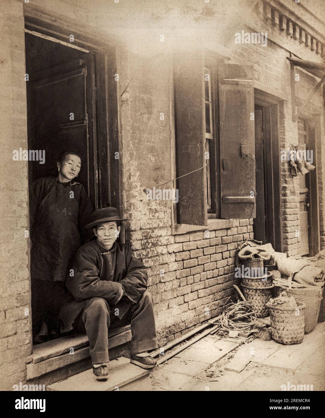 San Francisco, Californie vers 1890 deux résidents chinois de 'Rag Alley' dans une photographie du photographe SF Isaiah Taber. Banque D'Images