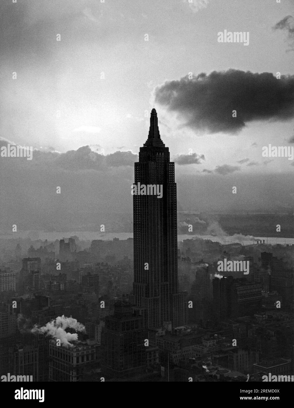 New York, New York : c. 1936 l'Empire State Building au coucher du soleil vu du Chrysler Building. Banque D'Images