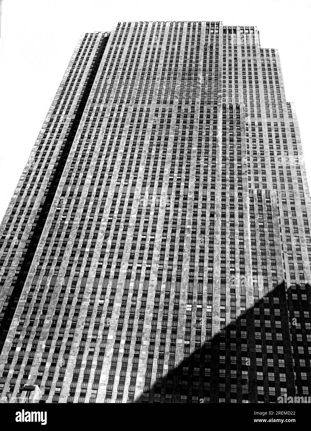 New York, New York : 11 février 1937 Une vue verticale du gigantesque bâtiment RCA au Rockefeller Center à New York. Banque D'Images