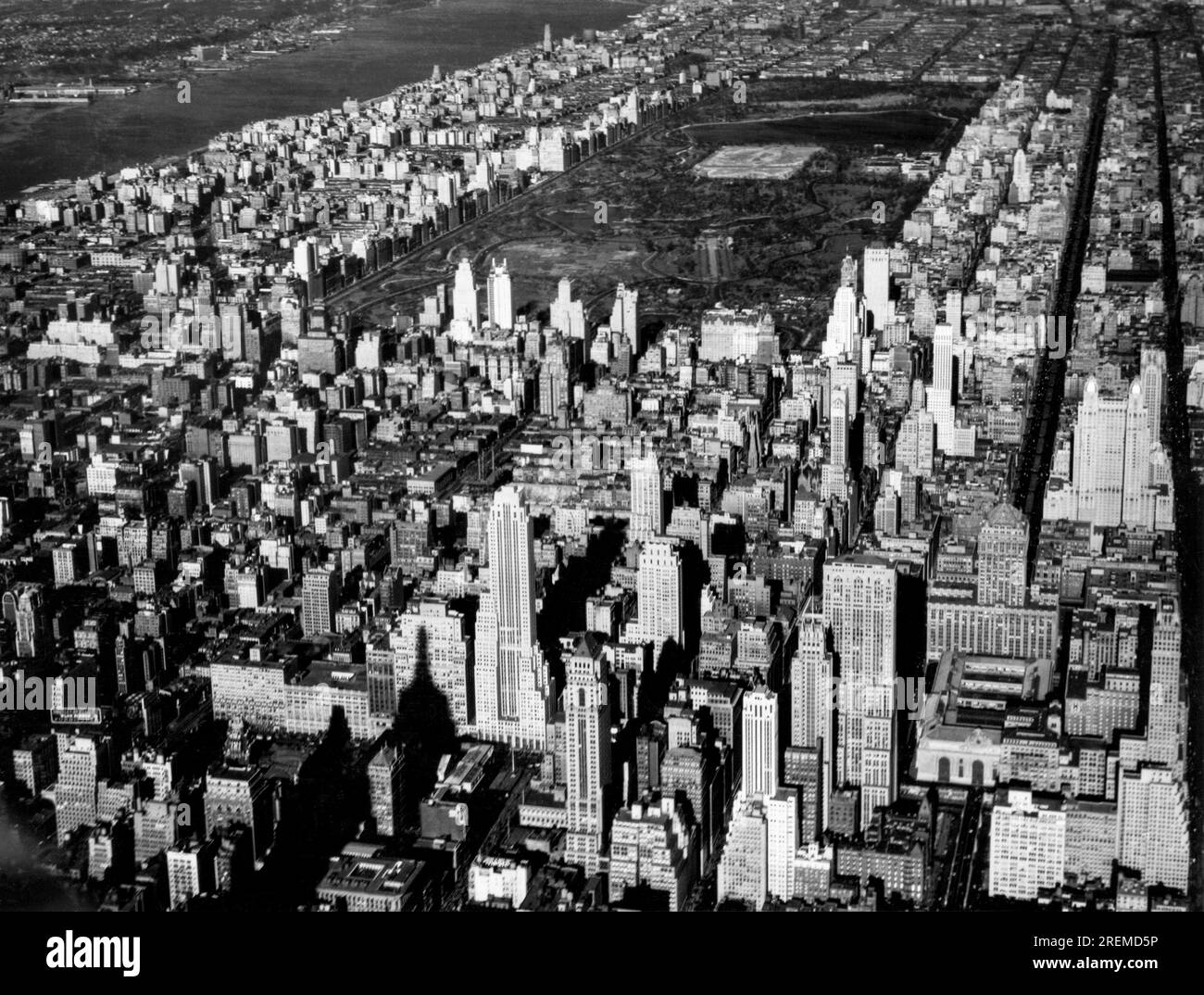 New York, New York : c. 1933 une vue aérienne de la ceinture de la 42nd St. et de Central Park avec le fleuve Hudson sur la gauche. Banque D'Images