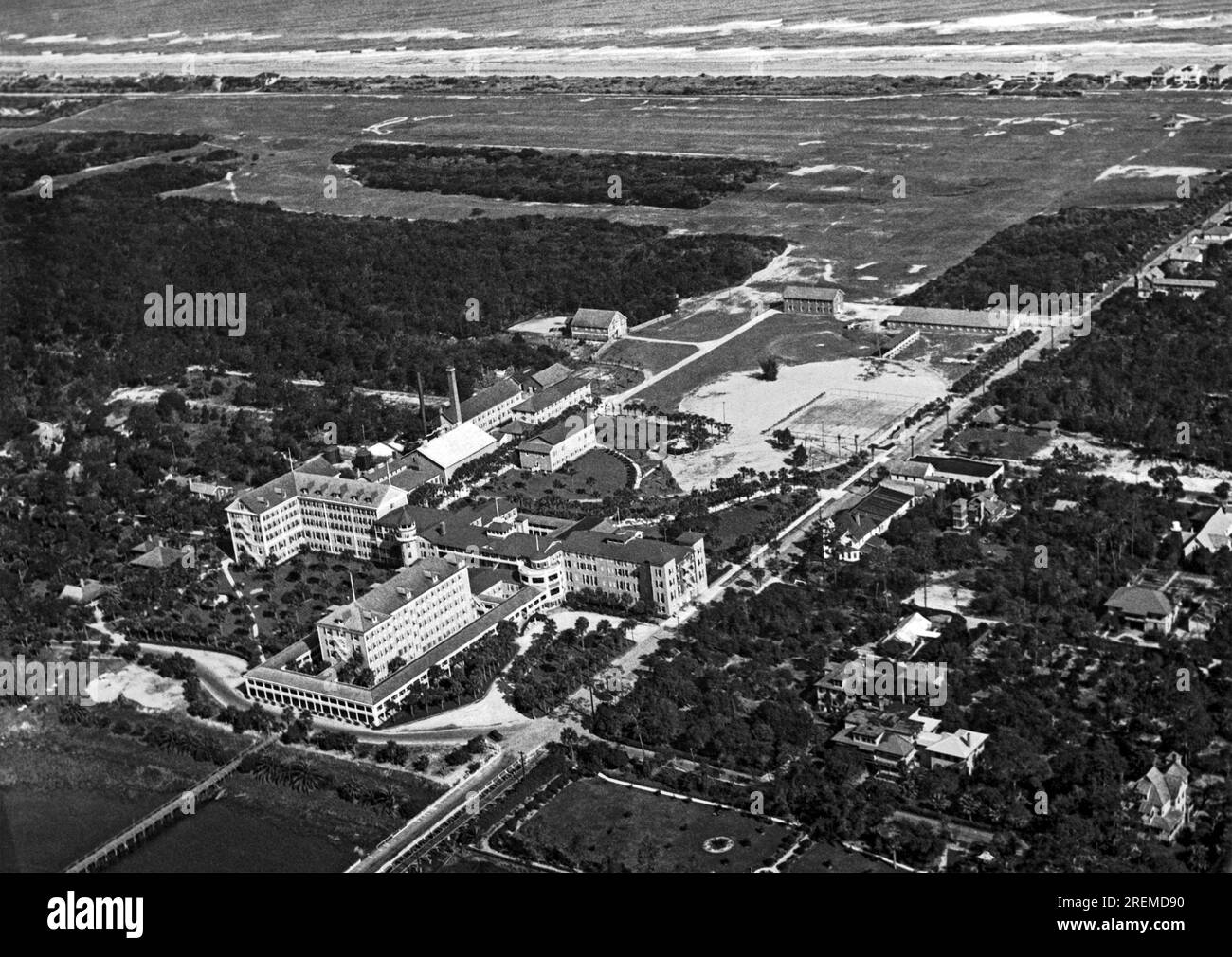 Ormond Beach, Floride 17 janvier 1928 l'hôtel Ormond Complex est au centre avec les liens de golf à l'arrière à côté de l'océan Atlantique, et le domaine d'hiver John D. Rockefeller, Casements, est en bas à droite. Rockefeller a joué son golf quotidien de 8 trous ici, arrivant précisément à 10:15 tous les matins. Banque D'Images