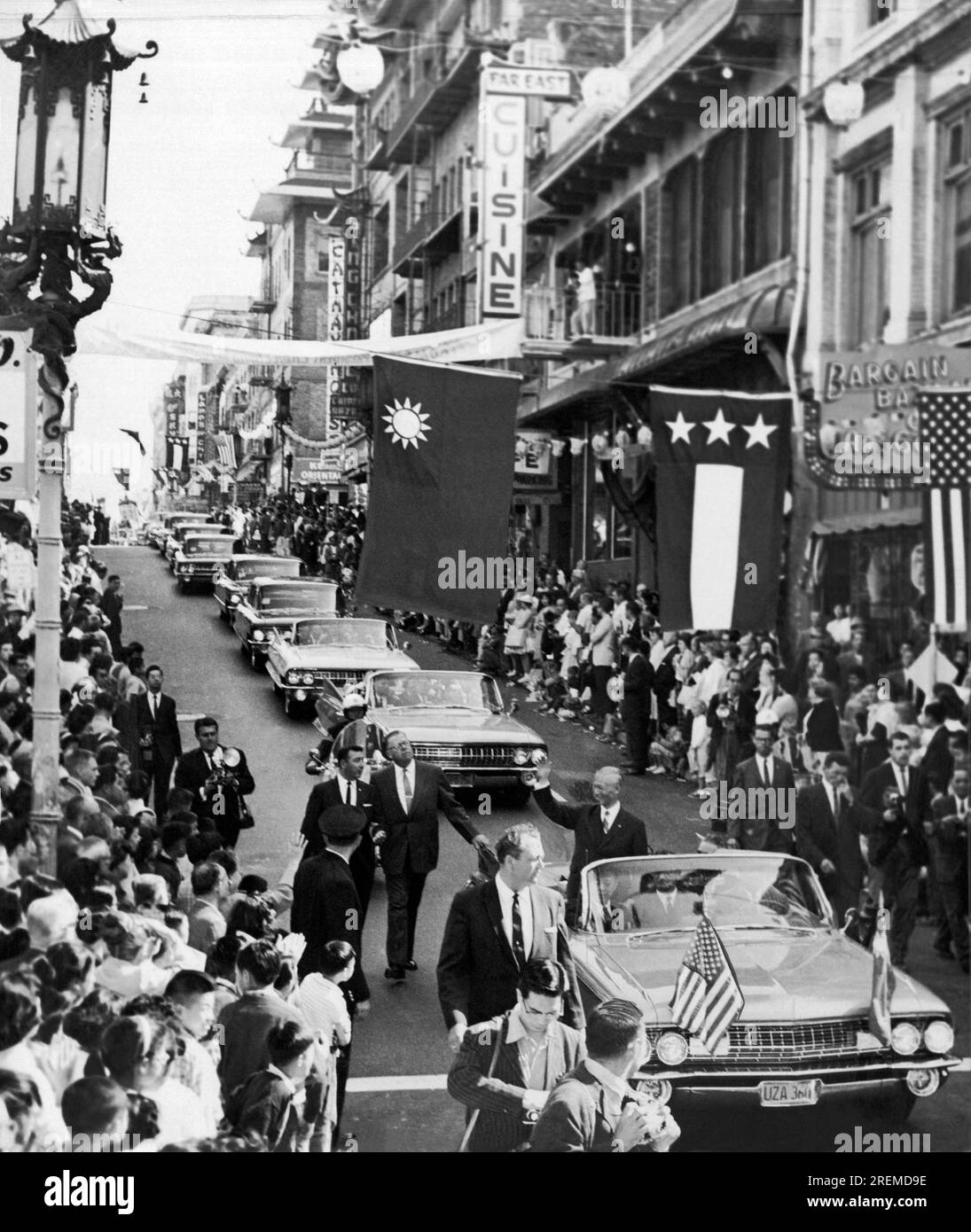 San Francisco, Californie : 13 août 1961 le vice-président de la République de Chine Chen Cheng fait des vagues alors qu'il monte dans un cortège à travers Chinatown. Banque D'Images