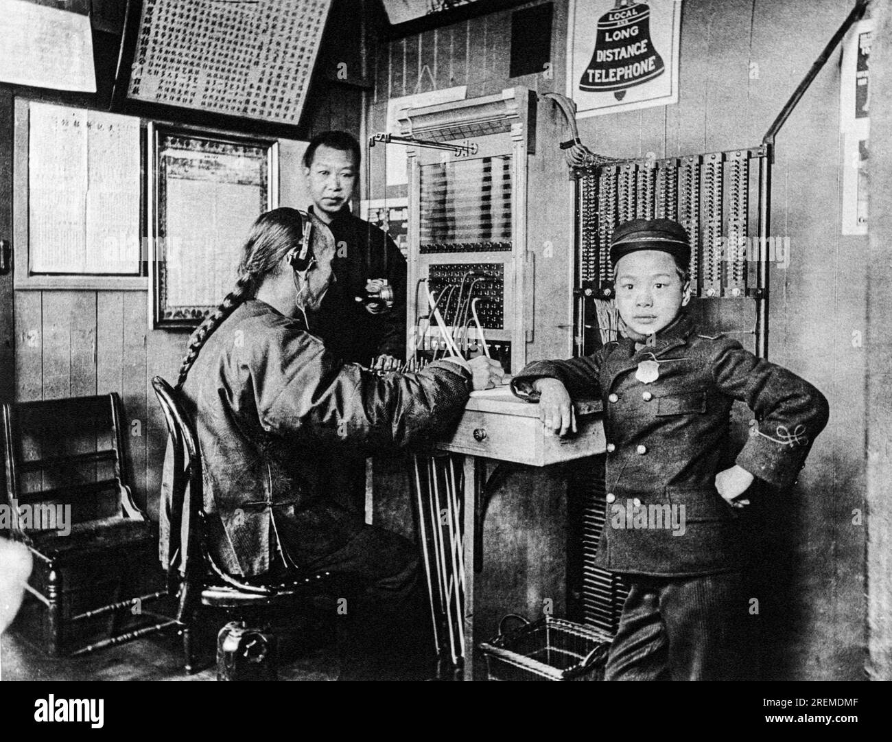 San Francisco, Californie : c. 1904 Un employé du nouveau central téléphonique chinois, où tous les appelants sont adressés par leur nom et non par leur numéro de téléphone. Banque D'Images