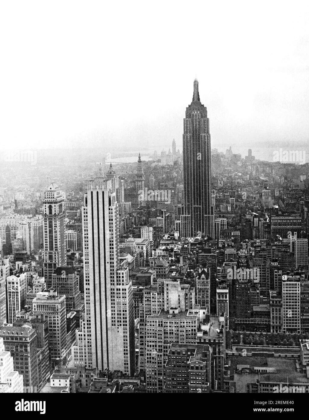 New York, New York : c. 1939 le plus haut bâtiment du monde, l'Empire State Building, domine le centre-ville de Manhattan. Achevé en 1932, le bâtiment conservera son statut de plus haut bâtiment du monde jusqu'à la construction des World Trade Centers en 1972 Banque D'Images