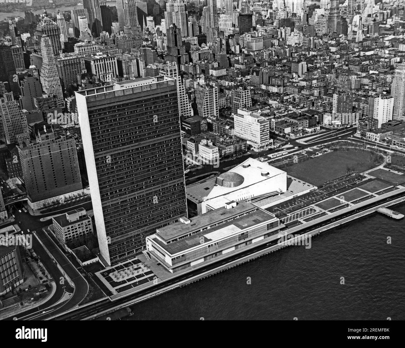 New York, New York : c. 1952. Vue aérienne du bâtiment nouvellement construit des Nations Unies et un Plaza sur l'East River à Manhattan. La photo montre également les gratte-ciel environnants dans la ville du milieu du siècle. Banque D'Images