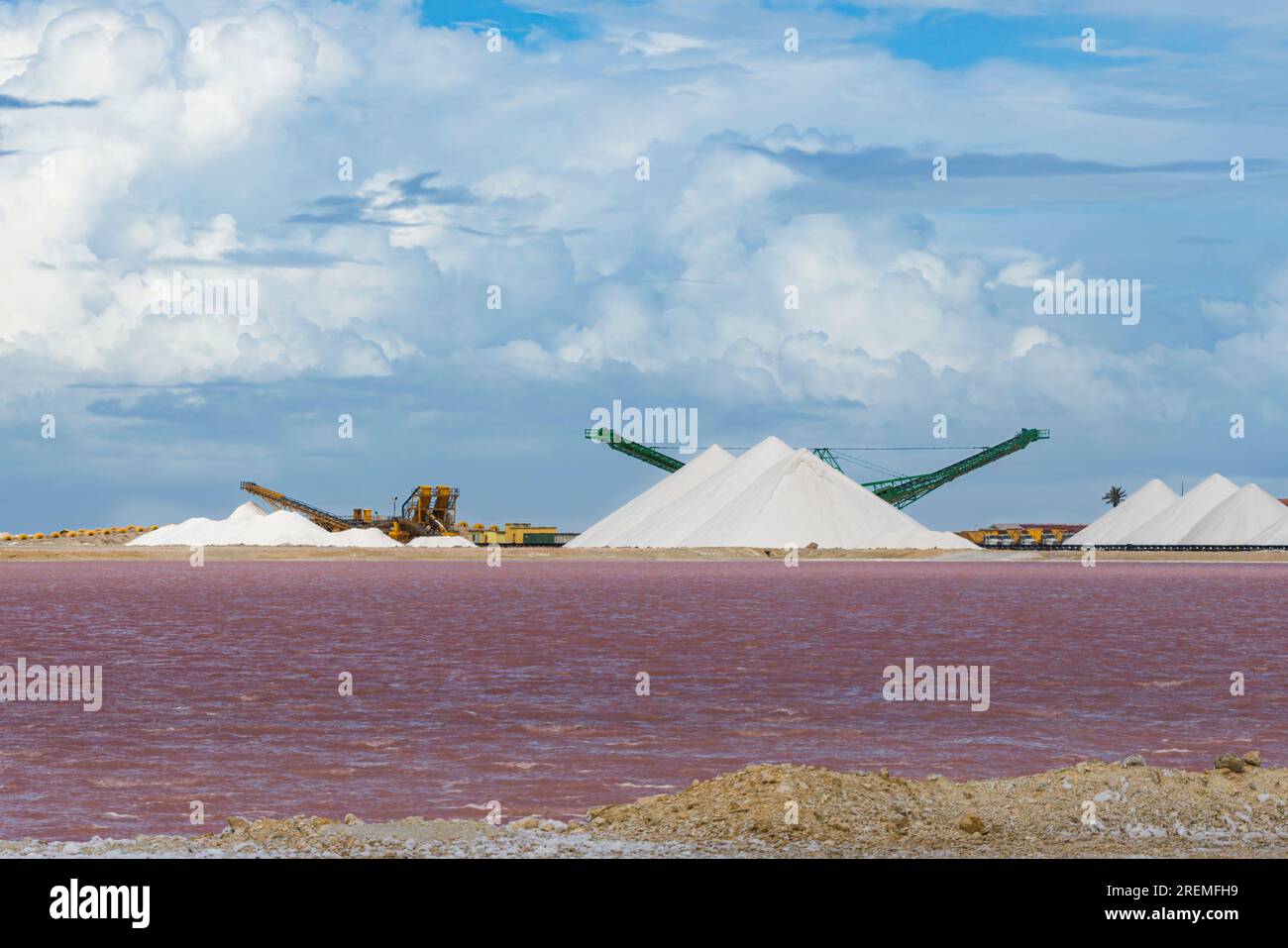 Cargill Salt Ponds Bonaire est une installation privée de production de sel située à l'extrémité sud de Bonaire, détenue par Cargill Salt Bonaire B.V., Bonaire, Banque D'Images