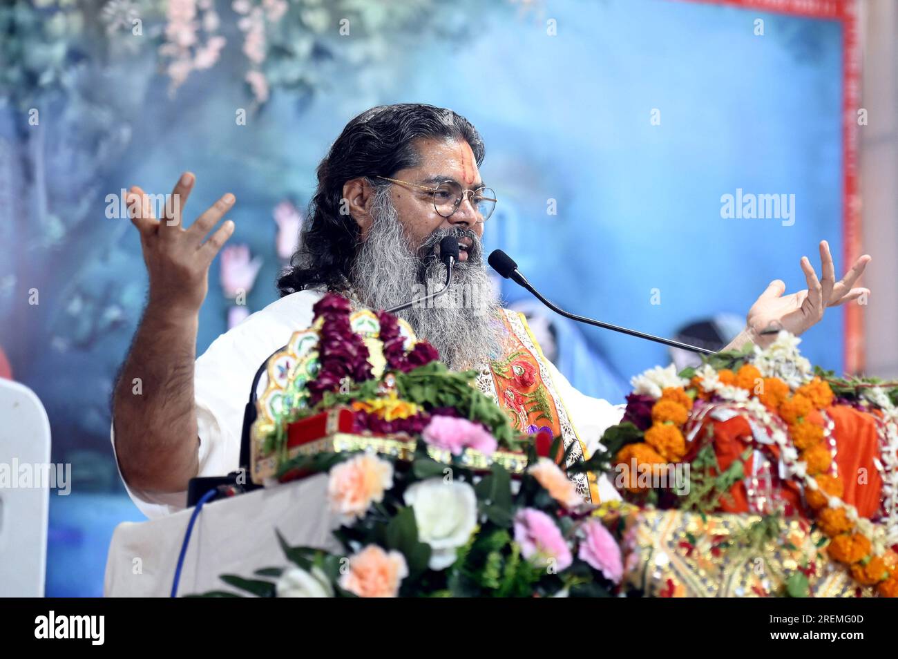 Bikaner, Inde. 25 juillet 2023. Pandit Shri Murli Manohar Vyas Ji pendant la Bhagavata Purana Katha Gyan week organisateurs Agarwal Community. (Photo de Dinesh Gupta/Pacific Press) crédit : Pacific Press Media production Corp./Alamy Live News Banque D'Images