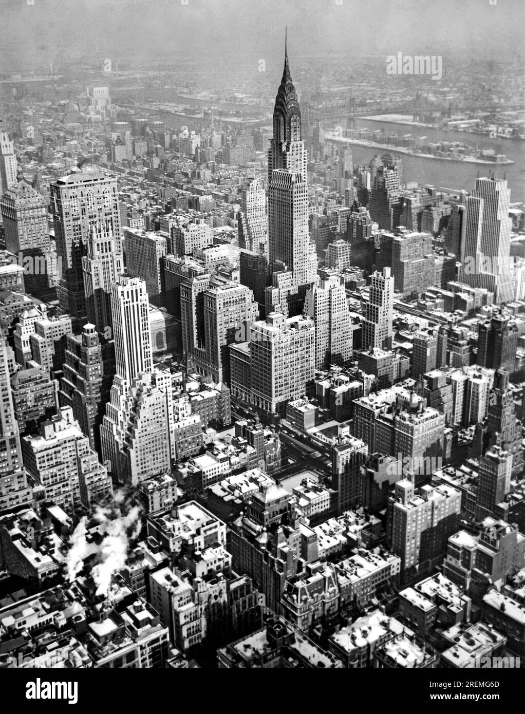 New York, New York : 5 février 1947 les températures ont plongé pendant la nuit à New York, apportant ainsi un dépoussiérage de neige. Les photos montrent Chrysler Building avec l'East River en arrière-plan. Banque D'Images