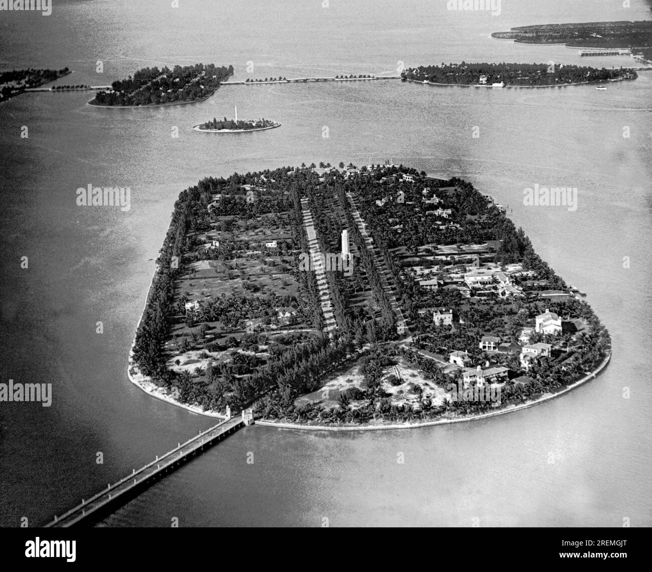 Miami Beach, Floride : 1932 vue aérienne de Star Island, l'île artificielle construite dans la baie de Biscayne par le colonel E. Green. En arrière-plan se trouvent les îles vénitiennes, et à l'extrême droite se trouve Miami Beach. La plus petite île a un monument à Henry Flagler. Banque D'Images Miami Beach, Floride : 1932 vue aérienne de Star Island, l'île artificielle construite dans la baie de Biscayne par le colonel E. Green. En arrière-plan se trouvent les îles vénitiennes, et à l'extrême droite se trouve Miami Beach. La plus petite île a un monument à Henry Flagler. Banque D'Images