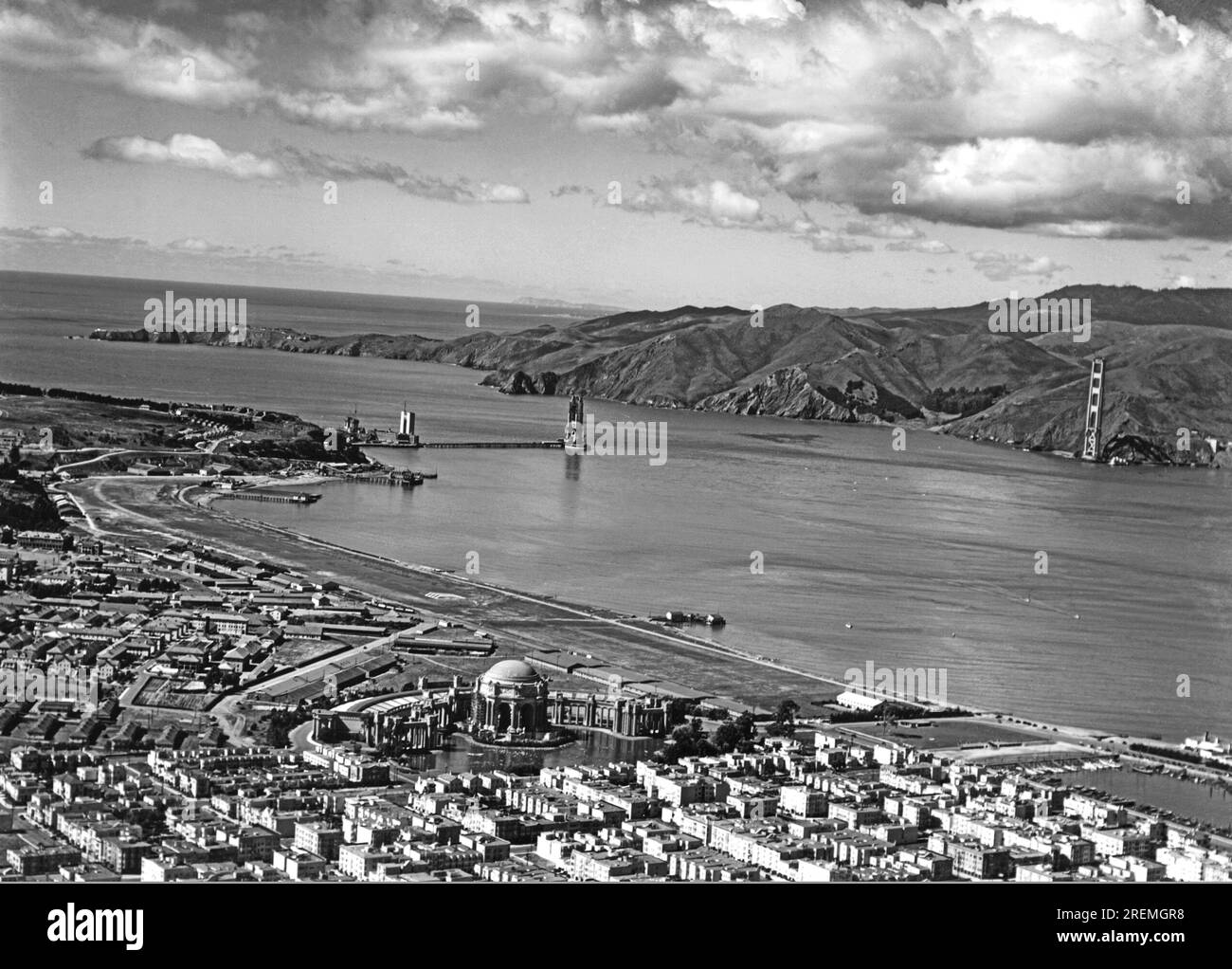 San Francisco, Californie : 1935 vue de la Marina et du Presidio du Golden Gate Bridge en construction avec le Palais des Beaux-Arts dans le centre inférieur. Banque D'Images