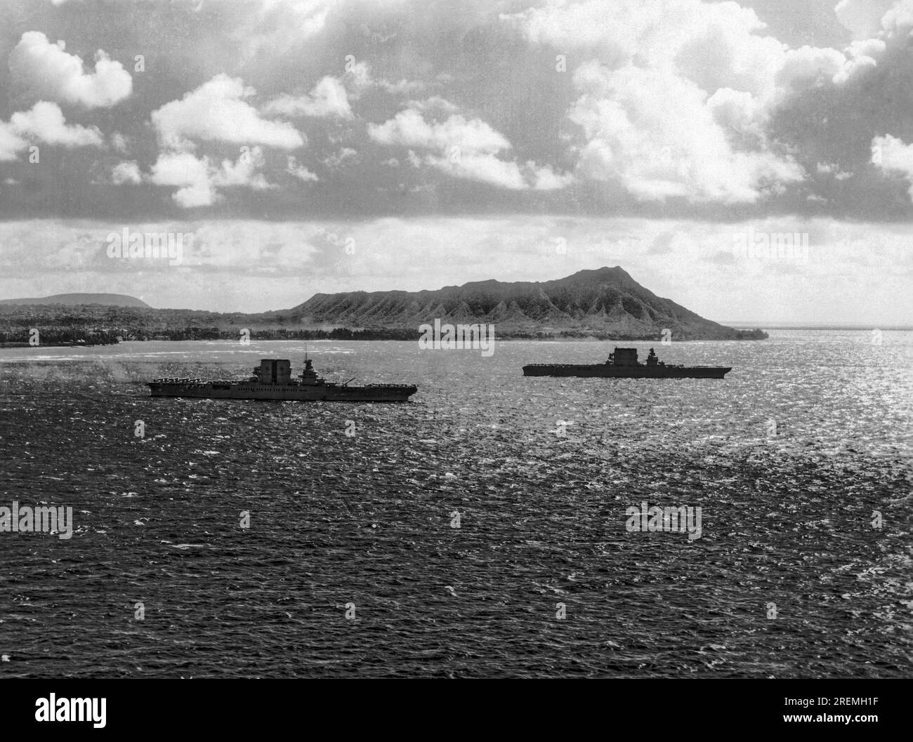 Honolulu, Hawaii : 2 février 1933 les porte-avions de la marine des États-Unis, l'U.S.S. Lexington et les U.S.S. Saratoga dans la baie de Mamala avec Diamond Head se levant en arrière-plan. Banque D'Images