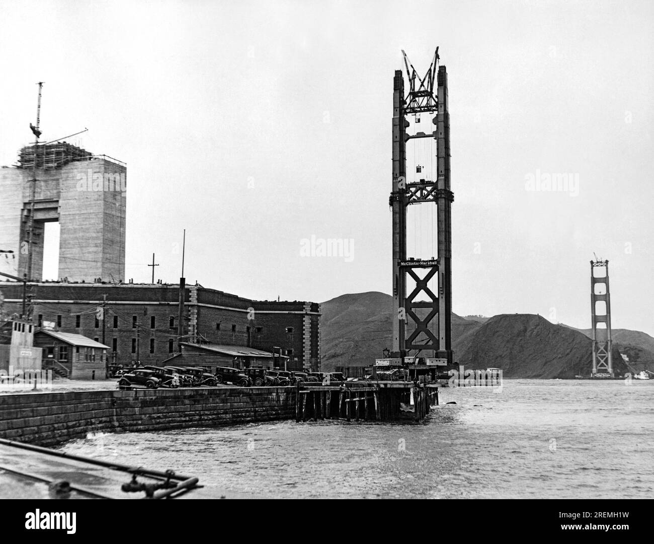 San Francisco, Californie : avril 1935 le Golden Gate Bridge en construction avec le pylône #1 et les tours Nord et Sud s'élevant au-dessus de fort point. Banque D'Images