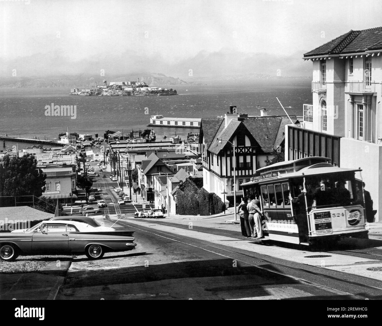 San Francisco, Californie, novembre 1965 le téléphérique Powell et Hyde Street monte au sommet de Russian Hill avec l'île d'Alcatraz en arrière-plan. Banque D'Images