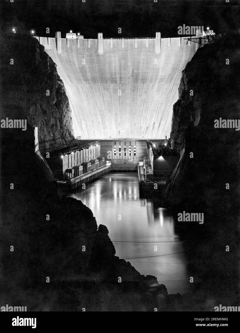 Arizona, Nevada : 23 octobre 1946. De puissants projecteurs éclairent Boulder Dam pour célébrer son dixième anniversaire de production d'électricité. Le nom a été changé pour Hoover Dam en 1947. Banque D'Images