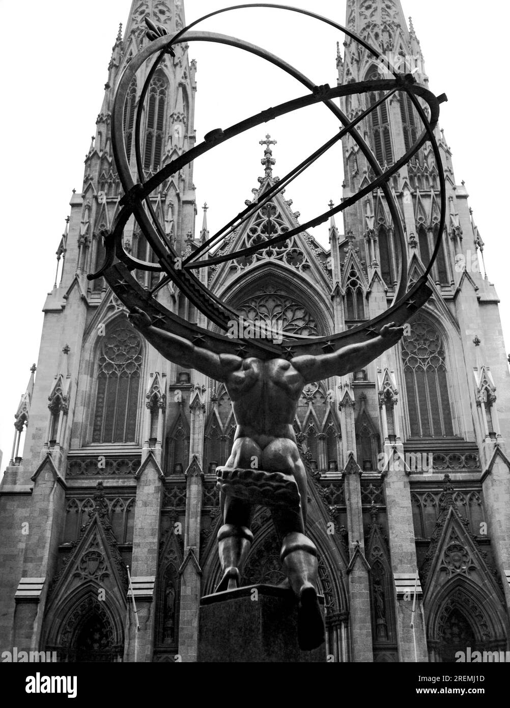 New York, New York : c. 1937 l'arrière de la statue de l'Atlas à l'International Building dans le Rockefeller Center face à St. Cathédrale de Patrick à Manhattan. Banque D'Images