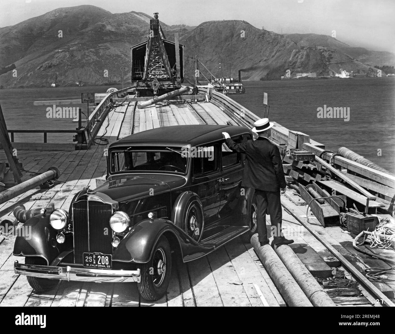 San Francisco, Californie : août 1933 Un homme avec une Packard de 1933 sur le chevalet de la Tour Sud pendant le début de la construction du Golden Gate Bridge. Banque D'Images