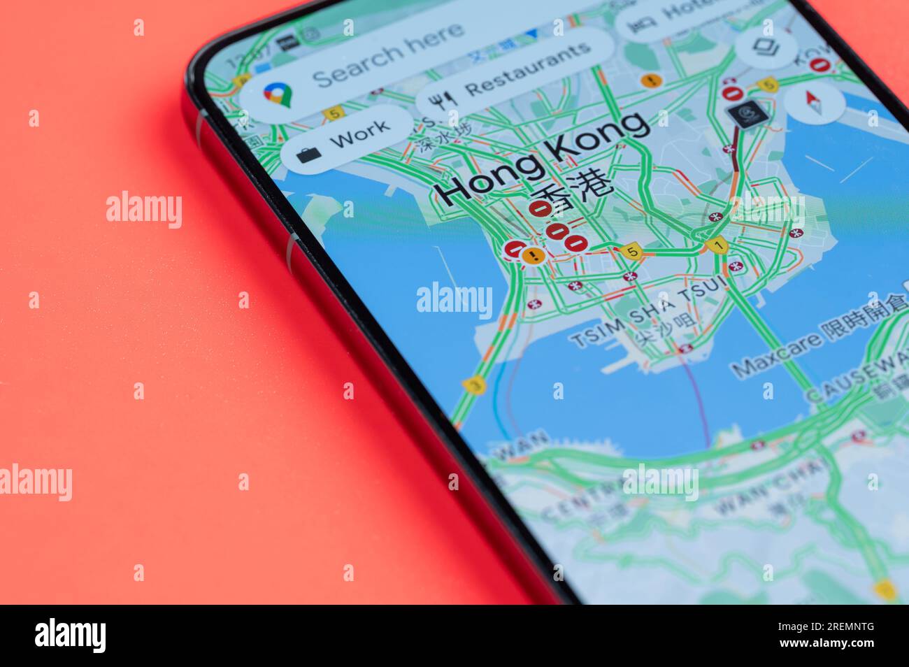 New York, États-Unis - 21 juillet 2023 : distribution du trafic automobile de Hong Kong dans google maps sur écran smartphone vue rapprochée avec fond rouge Banque D'Images
