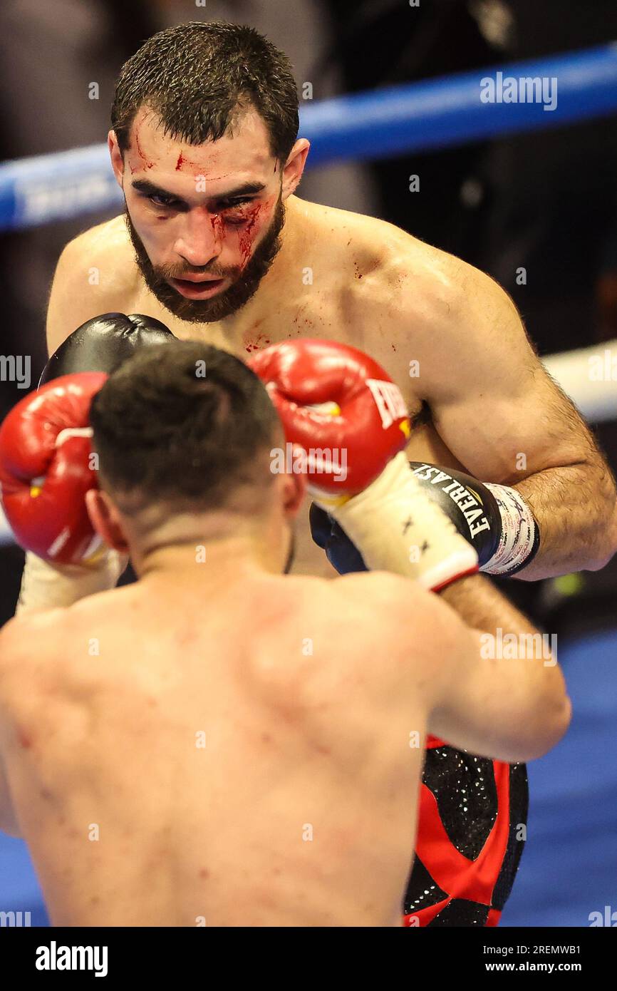 Las Vegas, NV, États-Unis. 28 juillet 2023. Xavier Martinez (à droite) regarde son adversaire Andres Cortes (à gauche) lors de leur combat pour le titre WBC Junior Lightweight au Pearl concert Theater à l'intérieur du Palms Casino Resort le 28 juillet 2023 à Las Vegas, NV. Christopher Trim/CSM/Alamy Live News Banque D'Images