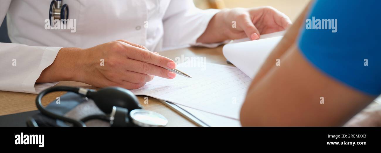 Le médecin examine les antécédents médicaux du patient en clinique médicale. Banque D'Images