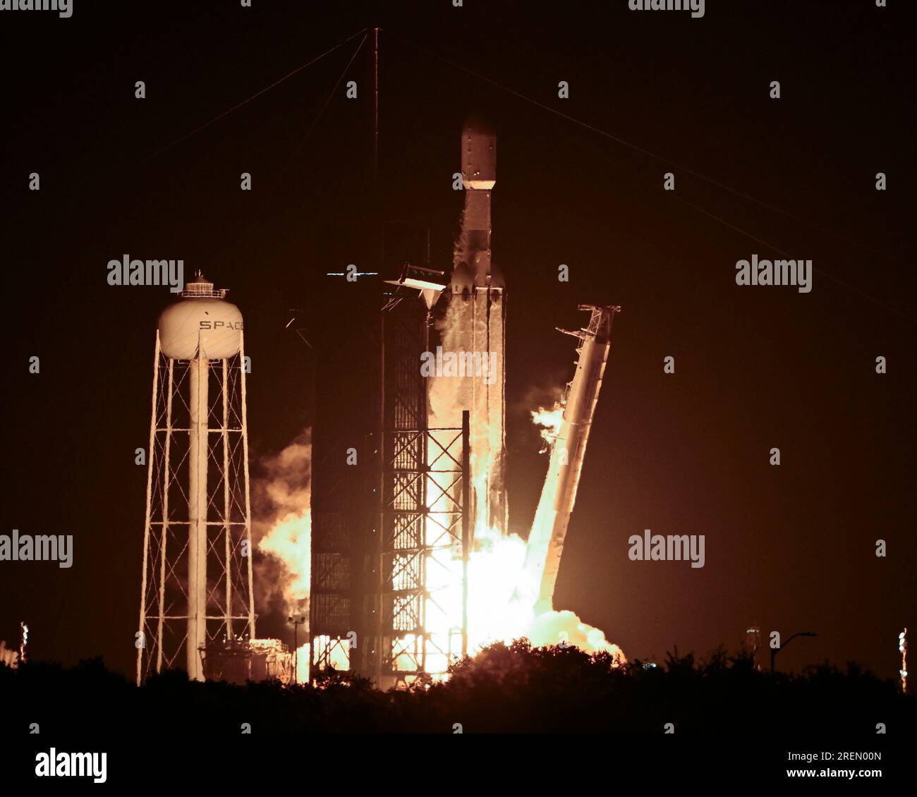 Une fusée SpaceX Falcon Heavy lance le satellite de communication Jupiter 3/Echostar 24 pour le système Hughes Network System à 11:04 h 30 depuis le complexe de lancement 39a du Kennedy Space Center, Floride, le vendredi 28 juillet 2023. Photo de Joe Marino/UPI crédit : UPI/Alamy Live News Banque D'Images