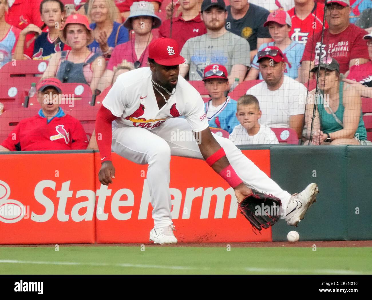 St. Louis, États-Unis. 28 juillet 2023. St. Jordan Walker, le joueur de terrain droit de Louis Cardinals, lance un ballon sur la chauve-souris des Cubs Yan Gomes de Chicago en deuxième manche au Busch Stadium de St. Louis le vendredi 28 juillet 2023. Photo de Bill Greenblatt/UPI crédit : UPI/Alamy Live News Banque D'Images