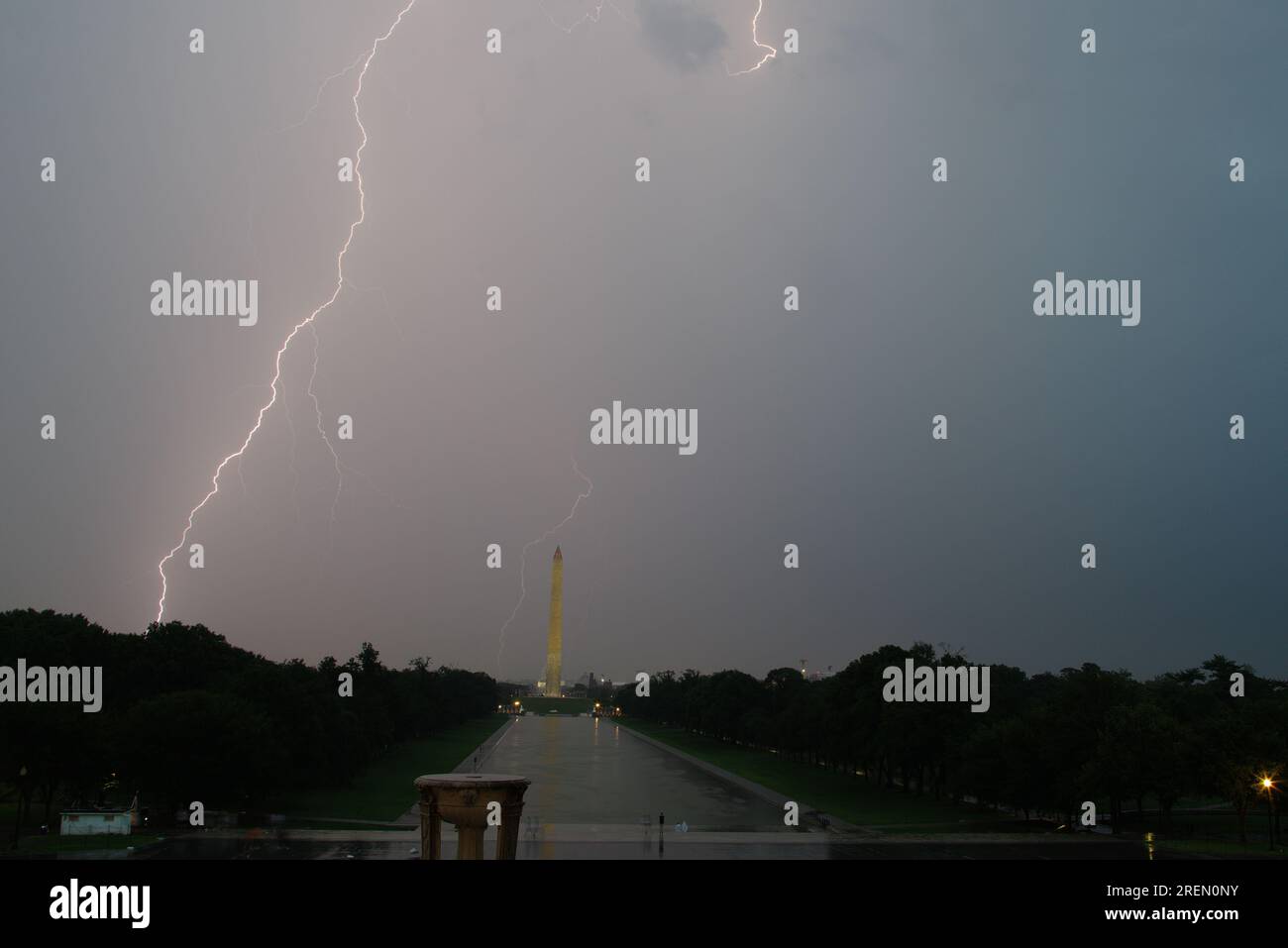 La foudre illumine le ciel au-dessus du National Mall lors d'un orage violent à Washington, DC. Banque D'Images
