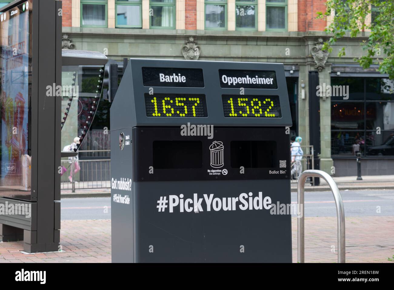 Urnes avec hashtag PickYourSide. Barbie contre Oppenheimer choix du film. Barbenheimer. Banque D'Images