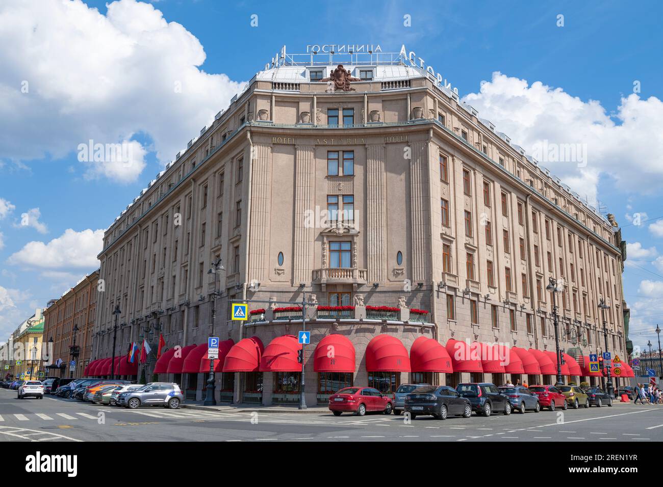 SAINT-PÉTERSBOURG, RUSSIE - 27 JUIN 2023 : le célèbre hôtel Astoria dans le centre historique de St. Petersburg par une journée ensoleillée de juin Banque D'Images