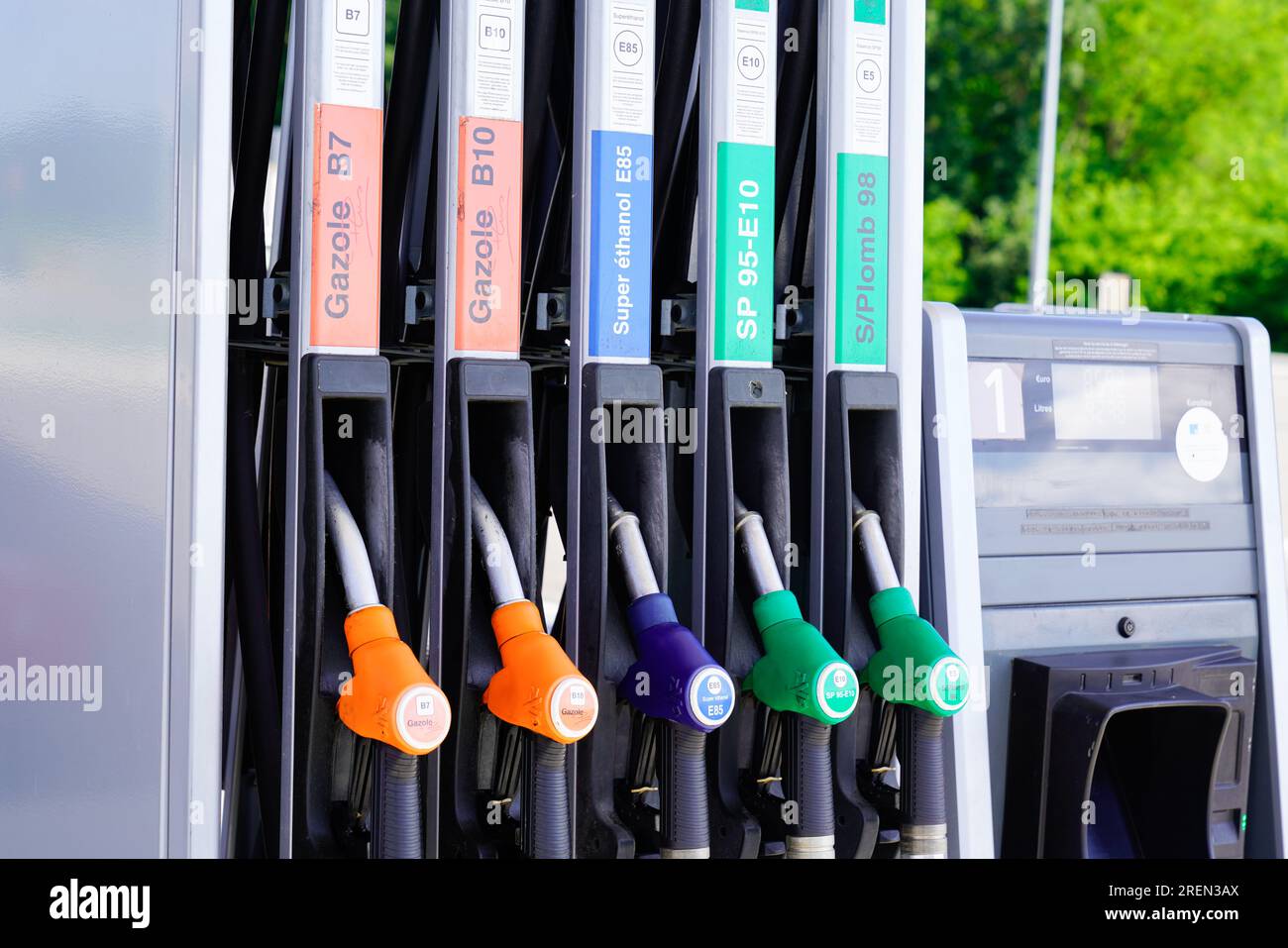 Pompe à carburant distributeur essence et diesel buses pistolet de remplissage essence gros plan dans la station-service Banque D'Images