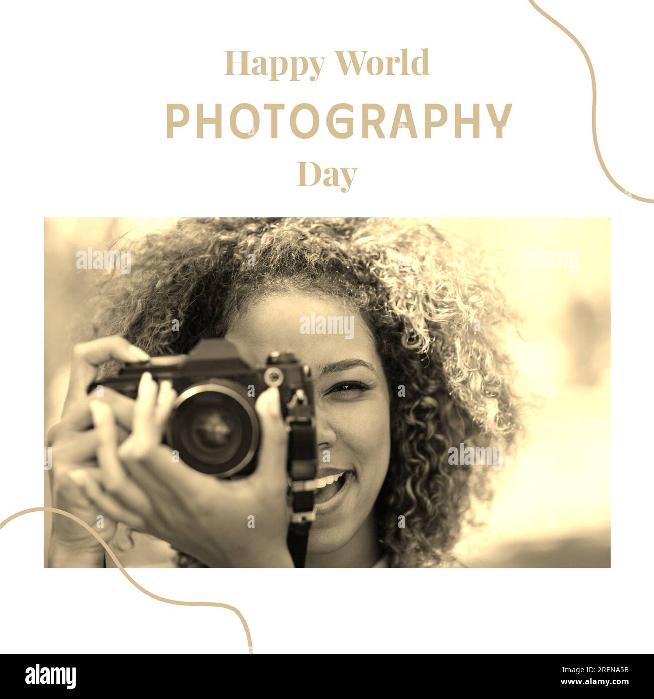 Heureux texte de la journée mondiale de la photographie sur blanc avec femme biracial heureuse utilisant l'appareil photo au soleil Banque D'Images