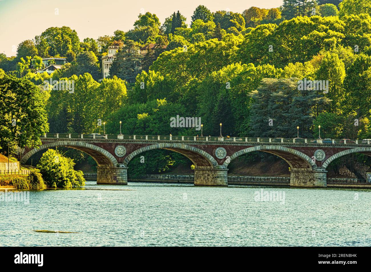 Pont Princess Isabella, un ancien pont qui, traversant le Pô, relie Turin à Moncalieri. Turin, Piémont, Italie, Europe Banque D'Images Pont Princess Isabella, un ancien pont qui, traversant le Pô, relie Turin à Moncalieri. Turin, Piémont, Italie, Europe Banque D'Images