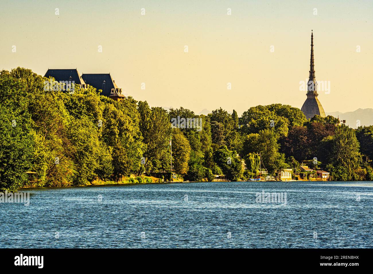 De la rive du Pô, le dôme de la taupe Antonelliana et les toits de la reproduction du 19e siècle du village médiéval de Turin. Banque D'Images