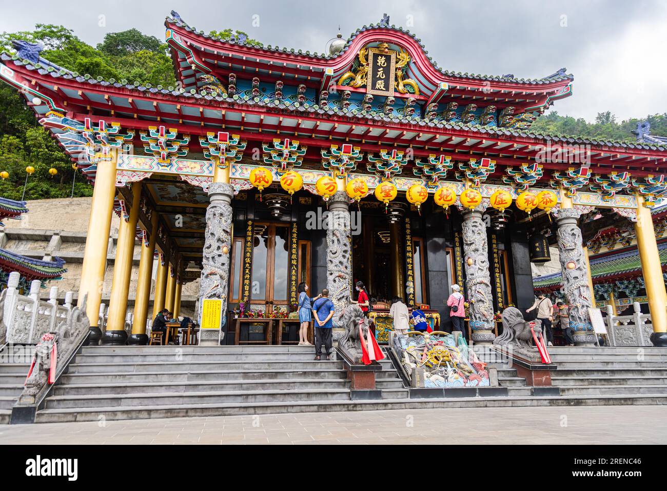 Puli, Taiwan - 26 mai 2023 : à l'intérieur du temple Baohu de Dimu. Merveille architecturale avec des piliers rouges vibrants, des détails dorés. Les Taïwanais font un don Banque D'Images